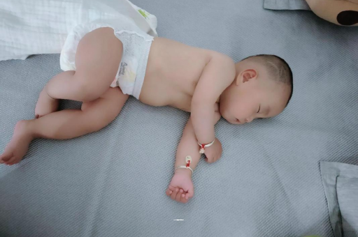 沧县几个月宝宝会抬头